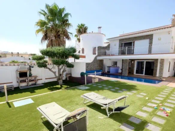 Large villa on a wide canal, south facing, 5 bedrooms, 4 bathrooms, 20mtr mooring, large garage!