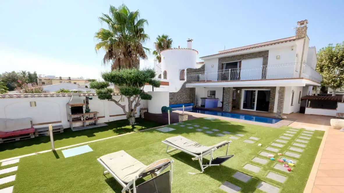 20092023122234_583 Large villa on a wide canal, south facing, 5 bedrooms, 4 bathrooms, 20mtr mooring, large garage!