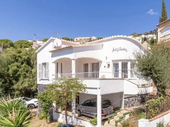 Charming little villa with sea views, 2 bedrooms, 2 bathrooms, 1 large terrace, 4 parking spaces, pool possible !