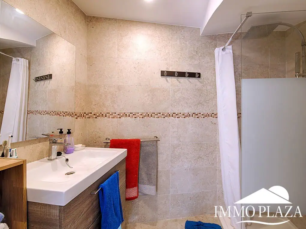 Encantadora casa renovada, estilo andaluz + apartamento independiente; (¡Licencia turística !) 4 habitaciones, 3 duchas, terraza, garaje