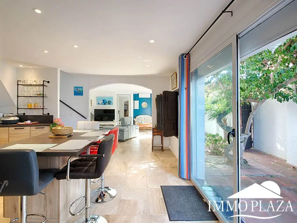 Encantadora casa renovada, estilo andaluz + apartamento independiente; (¡Licencia turística !) 4 habitaciones, 3 duchas, terraza, garaje