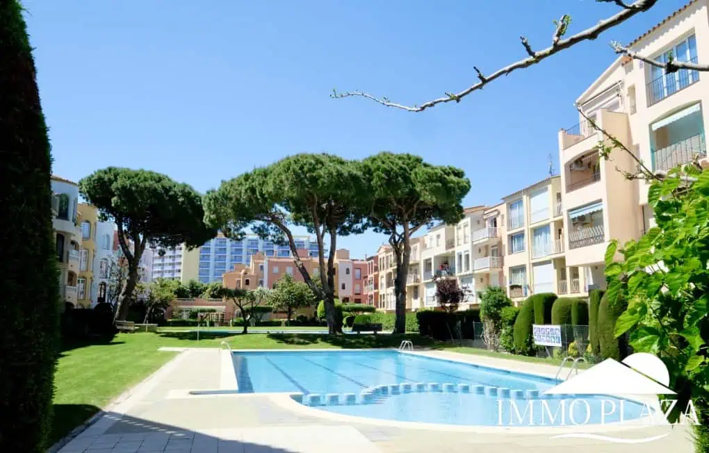 Modern renovated penthouse with sea view, +80m2 terrace, 2 bedrooms, 2 bathrooms, 1 min. walk from the center and the beach.