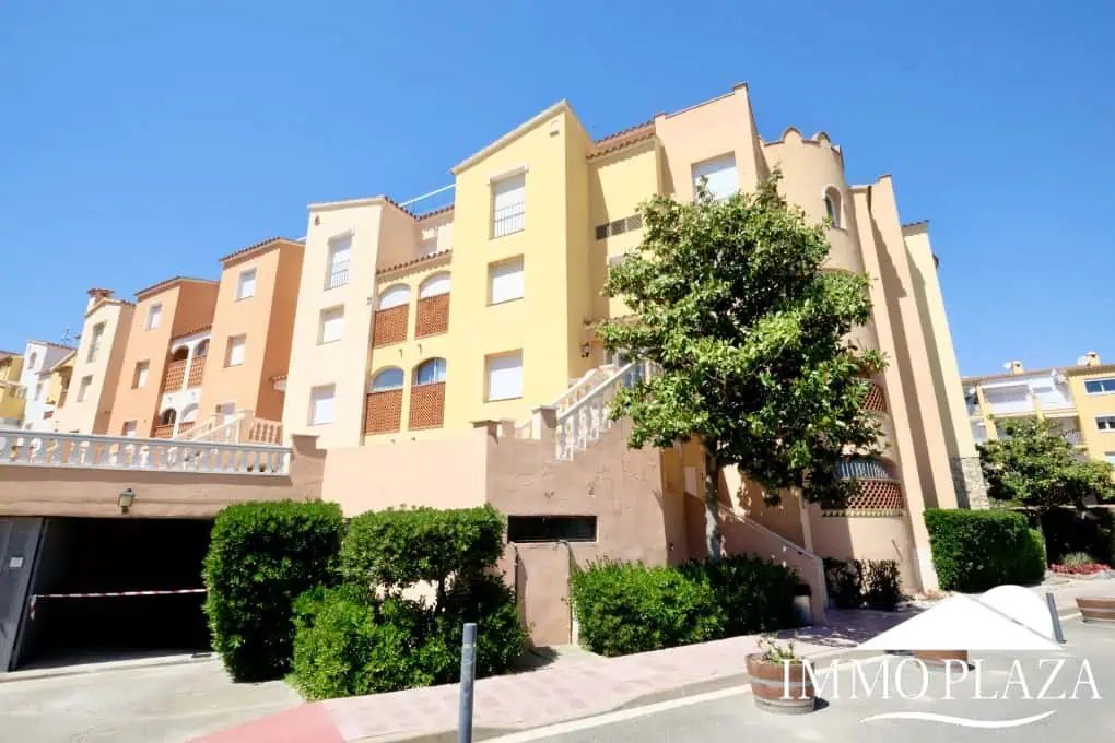 Modern renovated penthouse with sea view, +80m2 terrace, 2 bedrooms, 2 bathrooms, 1 min. walk from the center and the beach.