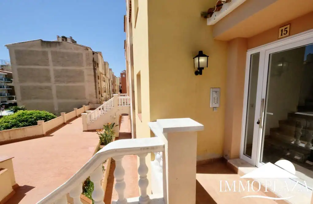 Modern renovated penthouse with sea view, +80m2 terrace, 2 bedrooms, 2 bathrooms, 1 min. walk from the center and the beach.