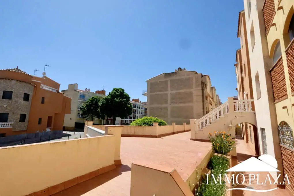 Modern renovated penthouse with sea view, +80m2 terrace, 2 bedrooms, 2 bathrooms, 1 min. walk from the center and the beach.