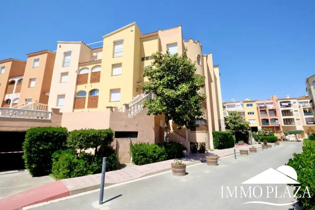 Modern renovated penthouse with sea view, +80m2 terrace, 2 bedrooms, 2 bathrooms, 1 min. walk from the center and the beach.