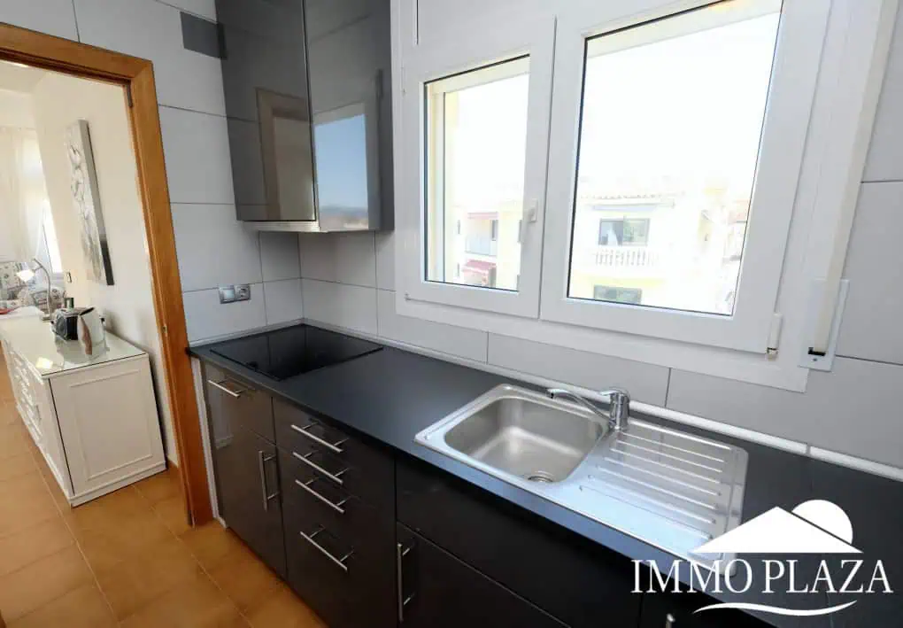 Modern renovated penthouse with sea view, +80m2 terrace, 2 bedrooms, 2 bathrooms, 1 min. walk from the center and the beach.