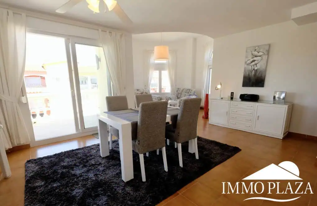 Modern renovated penthouse with sea view, +80m2 terrace, 2 bedrooms, 2 bathrooms, 1 min. walk from the center and the beach.