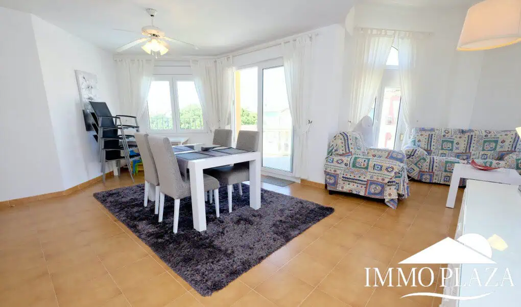 Modern renovated penthouse with sea view, +80m2 terrace, 2 bedrooms, 2 bathrooms, 1 min. walk from the center and the beach.