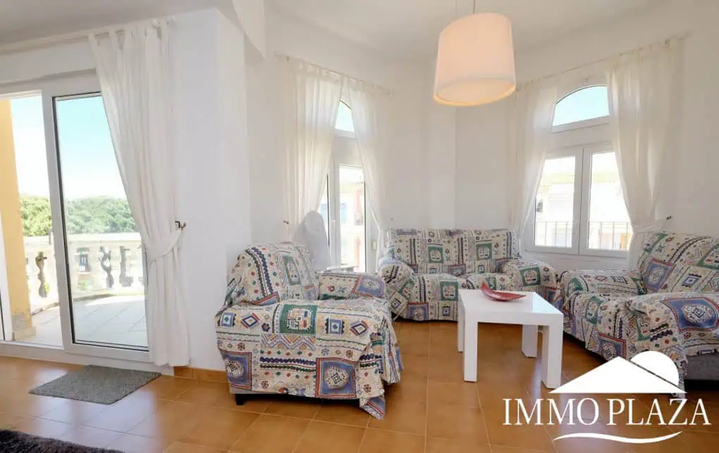 Modern renovated penthouse with sea view, +80m2 terrace, 2 bedrooms, 2 bathrooms, 1 min. walk from the center and the beach.