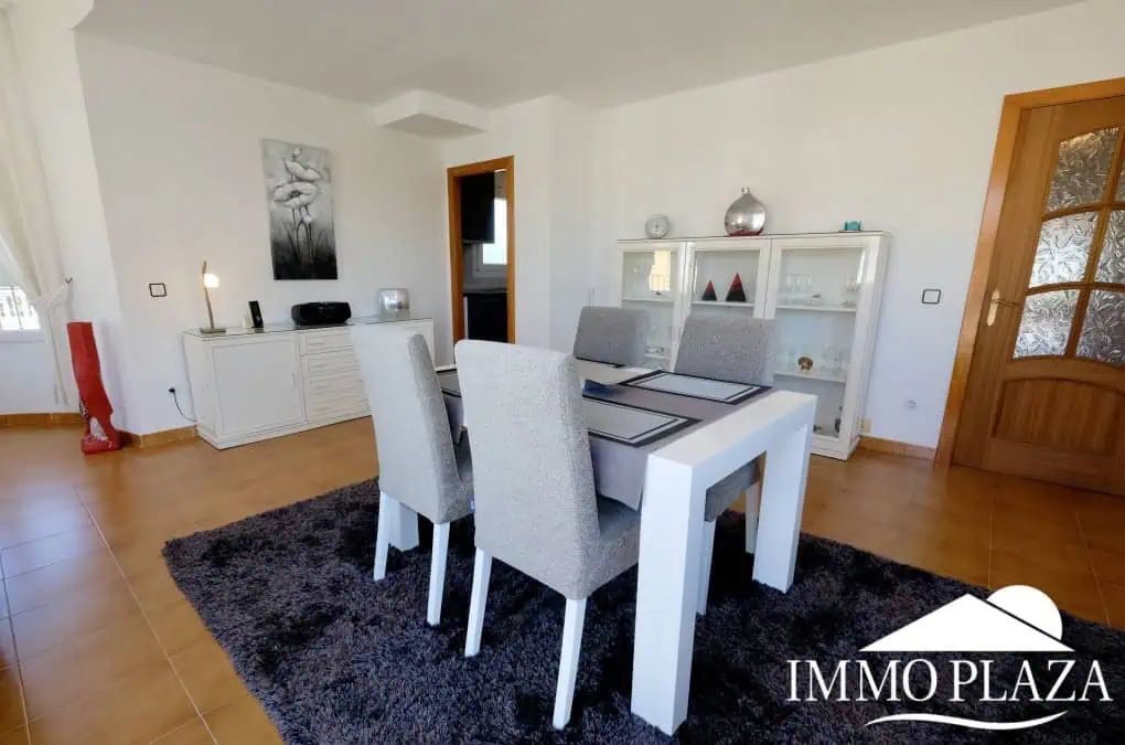 Modern renovated penthouse with sea view, +80m2 terrace, 2 bedrooms, 2 bathrooms, 1 min. walk from the center and the beach.