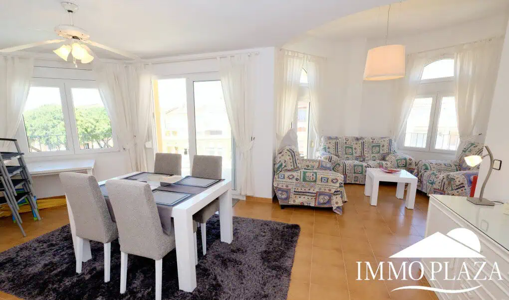Modern renovated penthouse with sea view, +80m2 terrace, 2 bedrooms, 2 bathrooms, 1 min. walk from the center and the beach.
