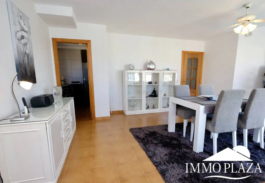 Modern renovated penthouse with sea view, +80m2 terrace, 2 bedrooms, 2 bathrooms, 1 min. walk from the center and the beach.