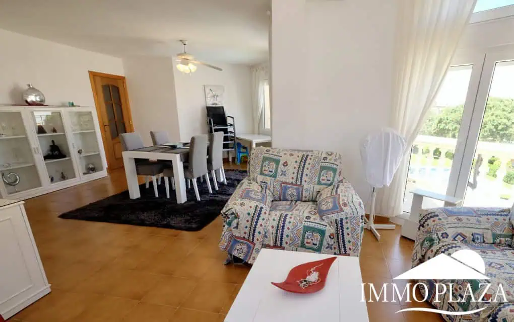 Modern renovated penthouse with sea view, +80m2 terrace, 2 bedrooms, 2 bathrooms, 1 min. walk from the center and the beach.