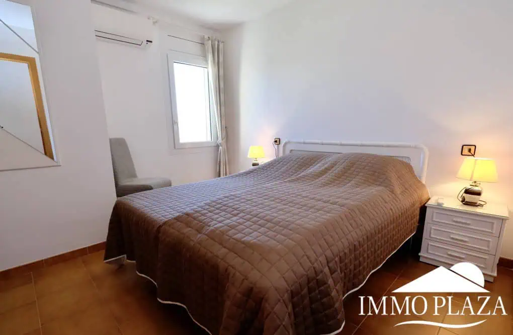 Modern renovated penthouse with sea view, +80m2 terrace, 2 bedrooms, 2 bathrooms, 1 min. walk from the center and the beach.