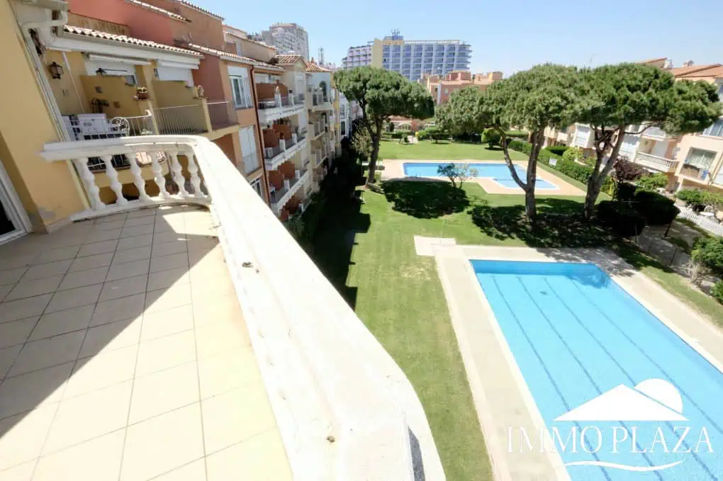 Modern renovated penthouse with sea view, +80m2 terrace, 2 bedrooms, 2 bathrooms, 1 min. walk from the center and the beach.