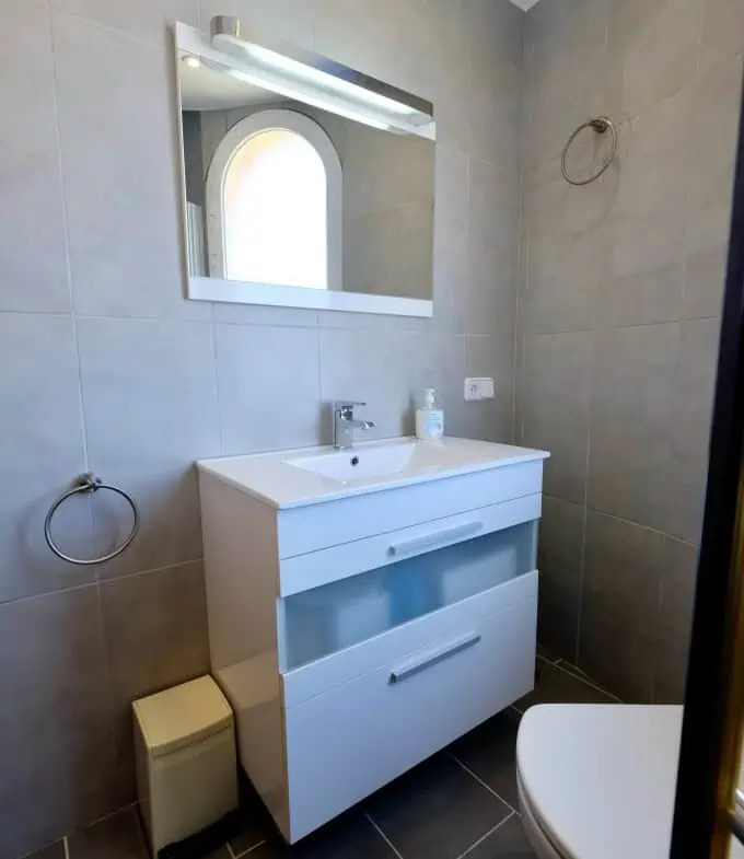 Modern renovated penthouse with sea view, +80m2 terrace, 2 bedrooms, 2 bathrooms, 1 min. walk from the center and the beach.