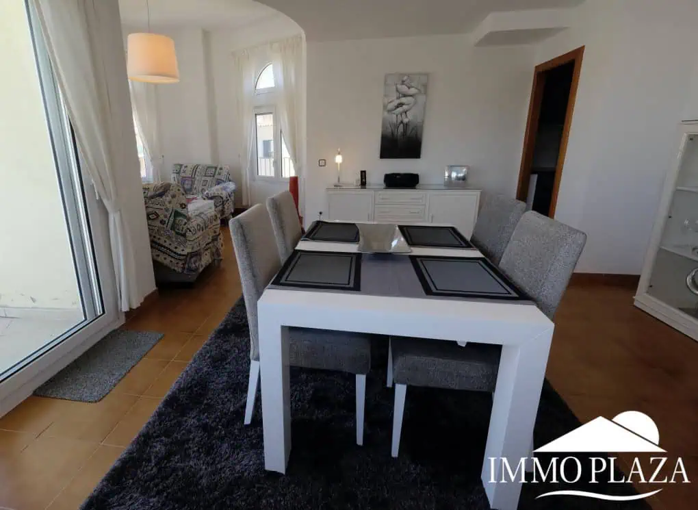 Modern renovated penthouse with sea view, +80m2 terrace, 2 bedrooms, 2 bathrooms, 1 min. walk from the center and the beach.