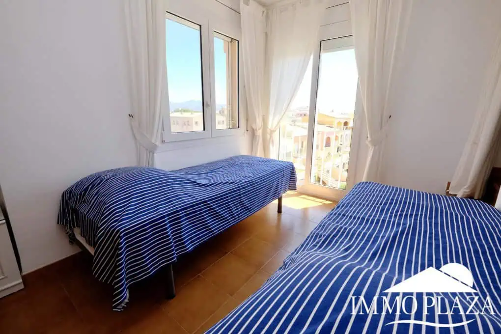 Modern renovated penthouse with sea view, +80m2 terrace, 2 bedrooms, 2 bathrooms, 1 min. walk from the center and the beach.