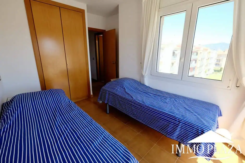 Modern renovated penthouse with sea view, +80m2 terrace, 2 bedrooms, 2 bathrooms, 1 min. walk from the center and the beach.