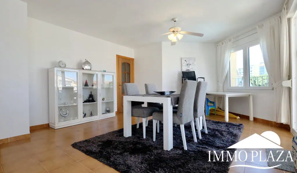 Modern renovated penthouse with sea view, +80m2 terrace, 2 bedrooms, 2 bathrooms, 1 min. walk from the center and the beach.