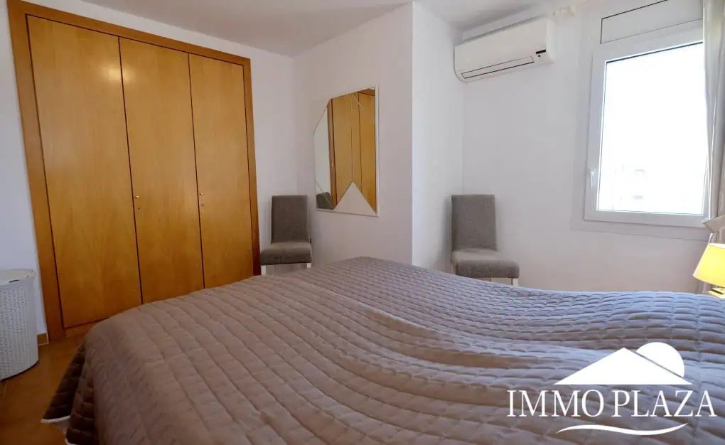Modern renovated penthouse with sea view, +80m2 terrace, 2 bedrooms, 2 bathrooms, 1 min. walk from the center and the beach.