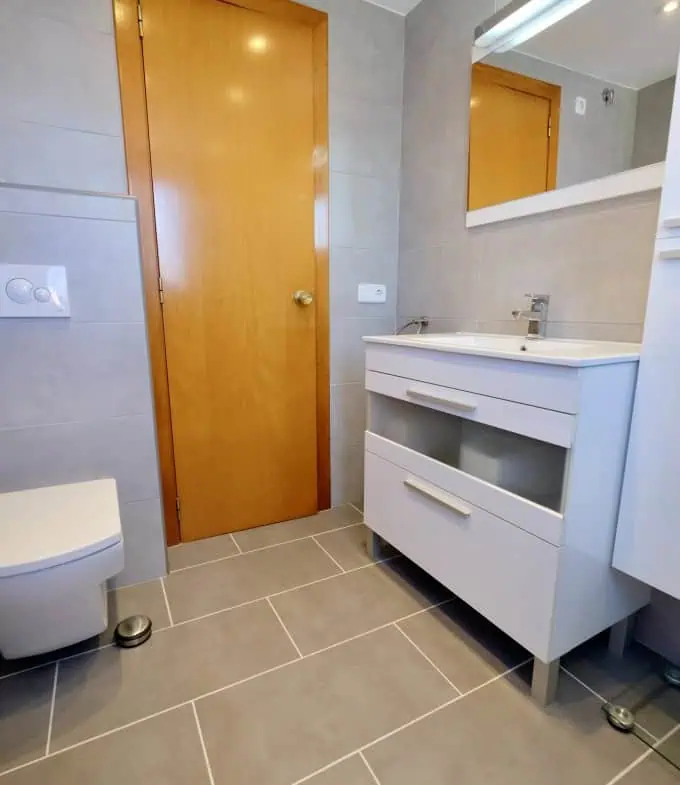 Modern renovated penthouse with sea view, +80m2 terrace, 2 bedrooms, 2 bathrooms, 1 min. walk from the center and the beach.