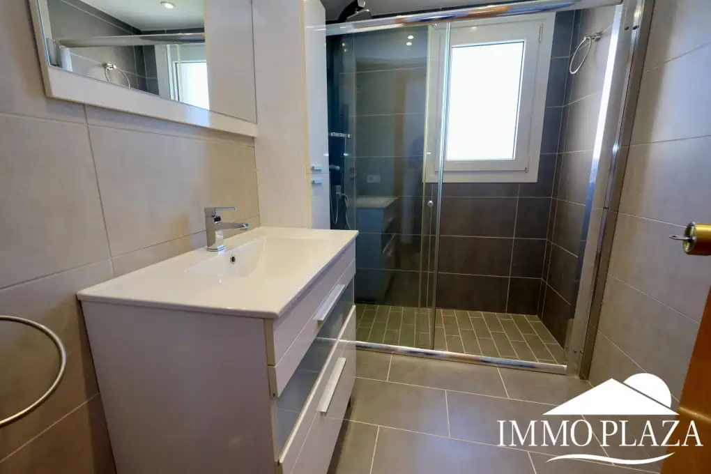 Modern renovated penthouse with sea view, +80m2 terrace, 2 bedrooms, 2 bathrooms, 1 min. walk from the center and the beach.