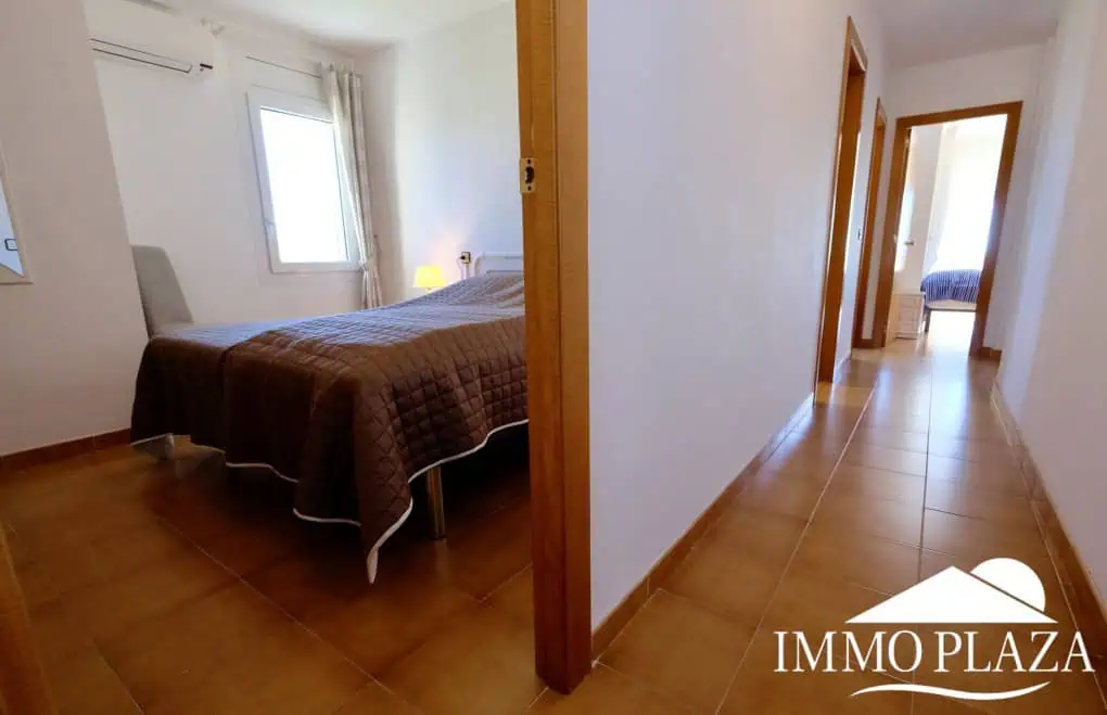 Modern renovated penthouse with sea view, +80m2 terrace, 2 bedrooms, 2 bathrooms, 1 min. walk from the center and the beach.