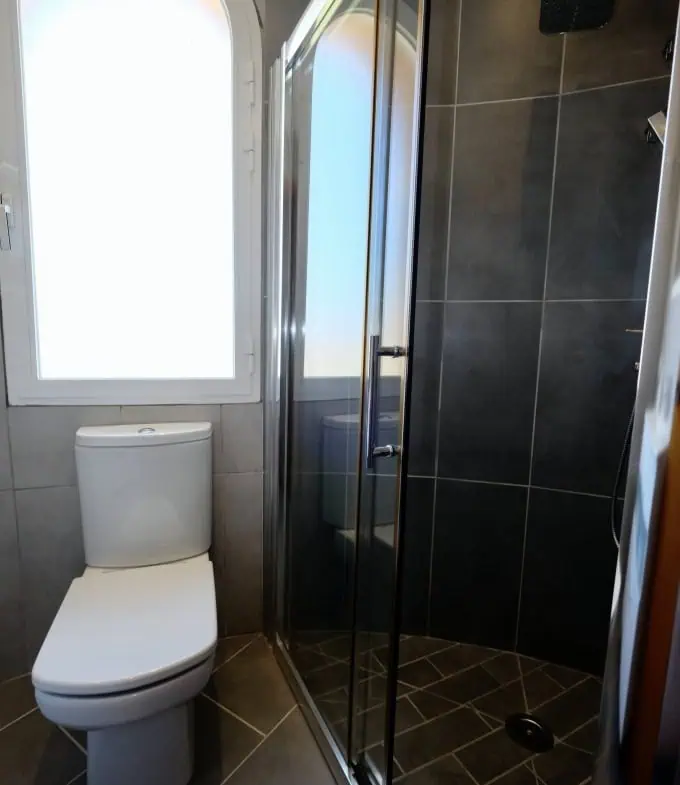 Modern renovated penthouse with sea view, +80m2 terrace, 2 bedrooms, 2 bathrooms, 1 min. walk from the center and the beach.