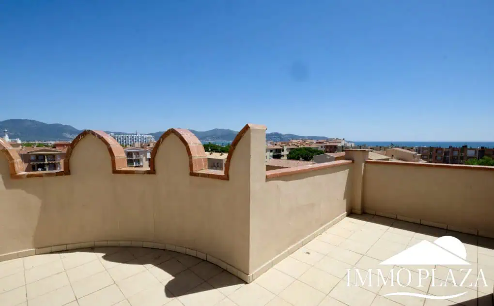 Modern renovated penthouse with sea view, +80m2 terrace, 2 bedrooms, 2 bathrooms, 1 min. walk from the center and the beach.