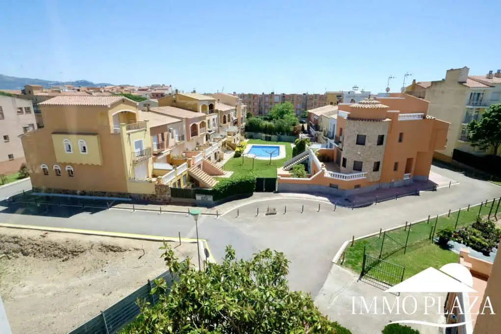 Modern renovated penthouse with sea view, +80m2 terrace, 2 bedrooms, 2 bathrooms, 1 min. walk from the center and the beach.