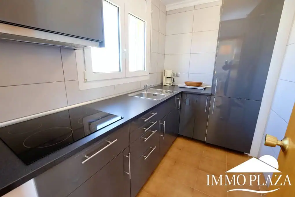 Modern renovated penthouse with sea view, +80m2 terrace, 2 bedrooms, 2 bathrooms, 1 min. walk from the center and the beach.