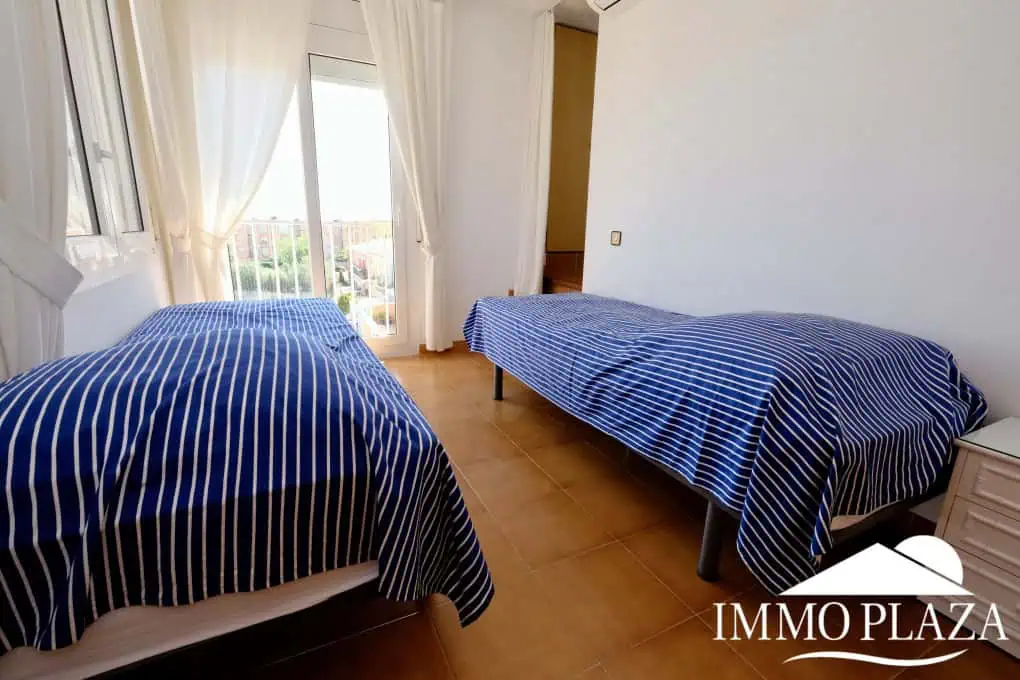 Modern renovated penthouse with sea view, +80m2 terrace, 2 bedrooms, 2 bathrooms, 1 min. walk from the center and the beach.