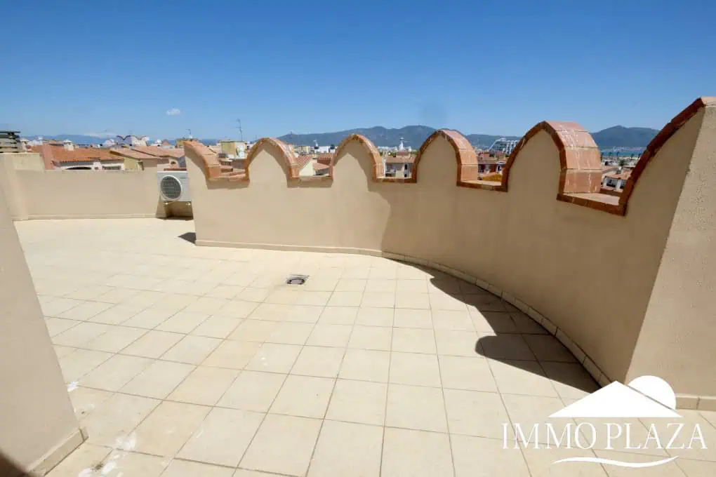 Modern renovated penthouse with sea view, +80m2 terrace, 2 bedrooms, 2 bathrooms, 1 min. walk from the center and the beach.