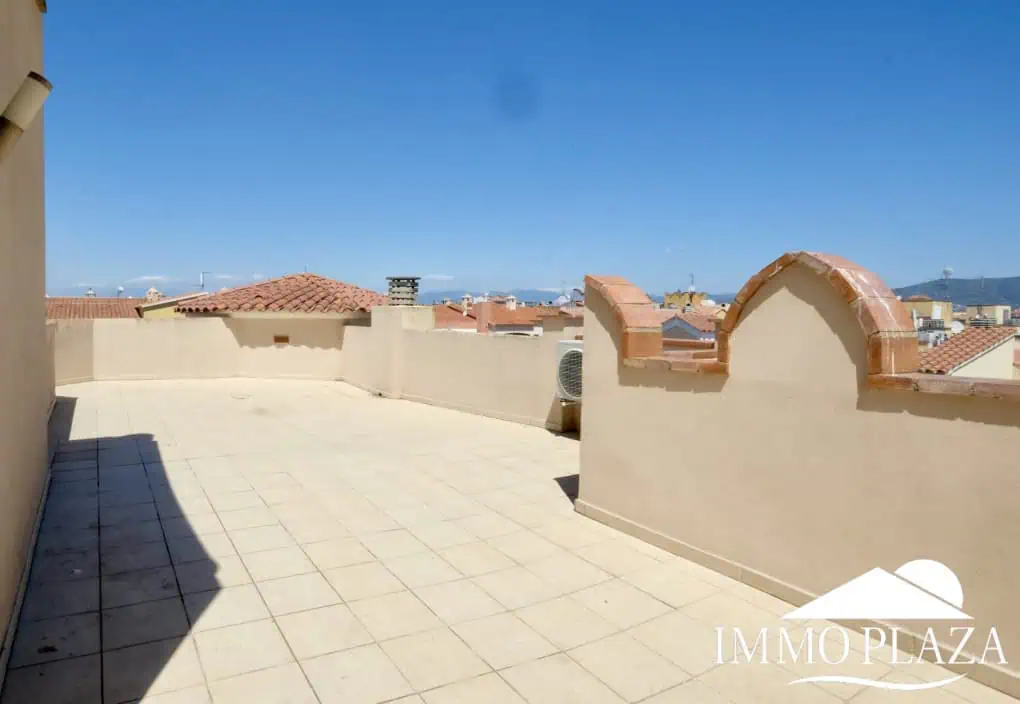 Modern renovated penthouse with sea view, +80m2 terrace, 2 bedrooms, 2 bathrooms, 1 min. walk from the center and the beach.