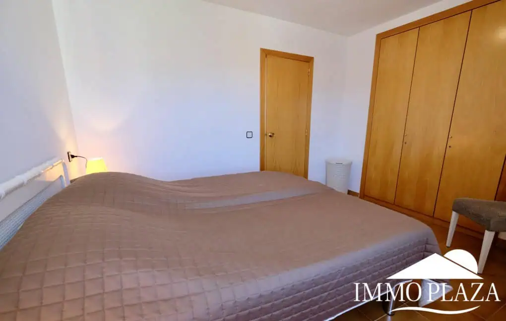 Modern renovated penthouse with sea view, +80m2 terrace, 2 bedrooms, 2 bathrooms, 1 min. walk from the center and the beach.