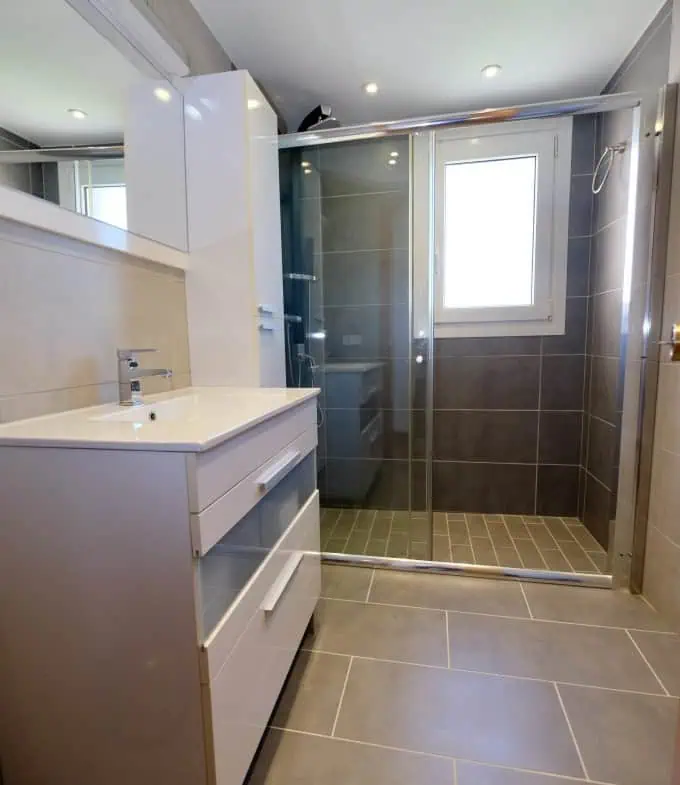 Modern renovated penthouse with sea view, +80m2 terrace, 2 bedrooms, 2 bathrooms, 1 min. walk from the center and the beach.