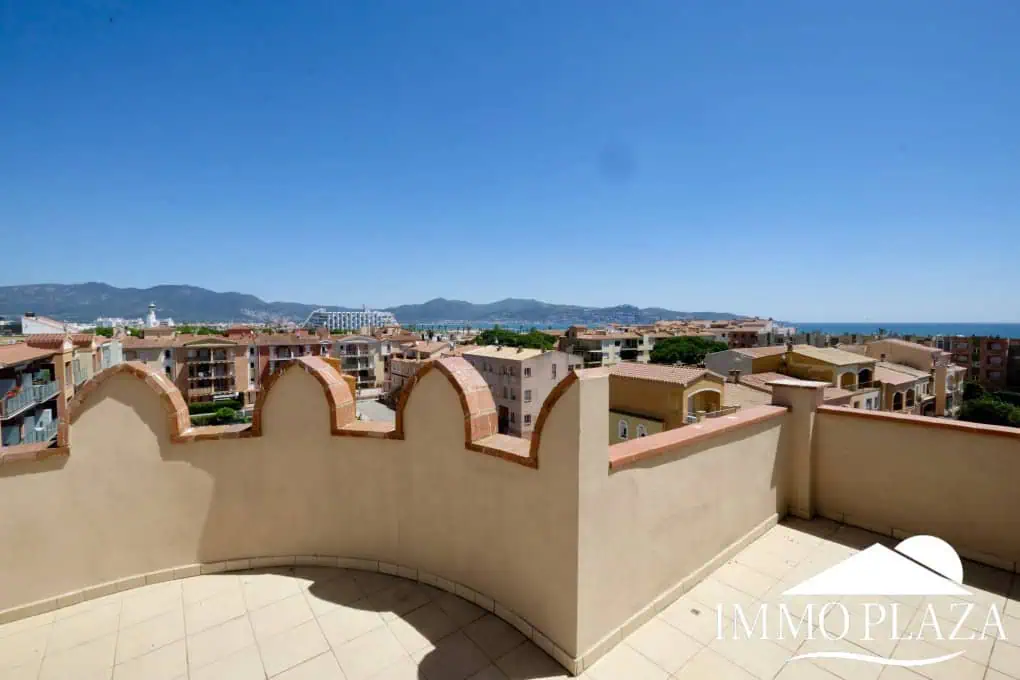 Modern renovated penthouse with sea view, +80m2 terrace, 2 bedrooms, 2 bathrooms, 1 min. walk from the center and the beach.