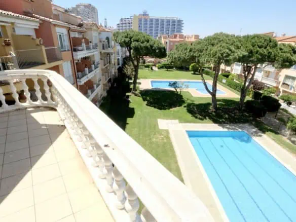 Modern renovated penthouse with sea view, +80m2 terrace, 2 bedrooms, 2 bathrooms, 1 min. walk from the center and the beach.