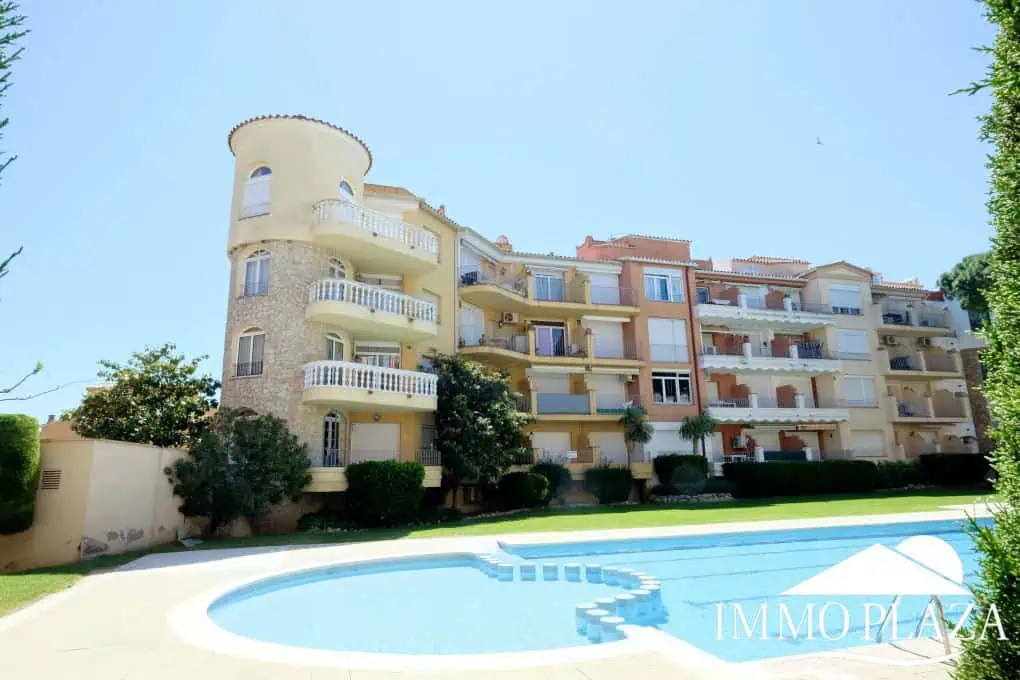 Modern renovated penthouse with sea view, +80m2 terrace, 2 bedrooms, 2 bathrooms, 1 min. walk from the center and the beach.