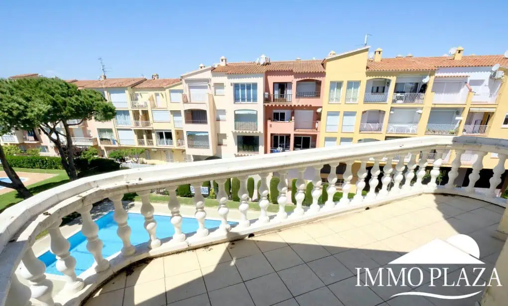 Modern renovated penthouse with sea view, +80m2 terrace, 2 bedrooms, 2 bathrooms, 1 min. walk from the center and the beach.