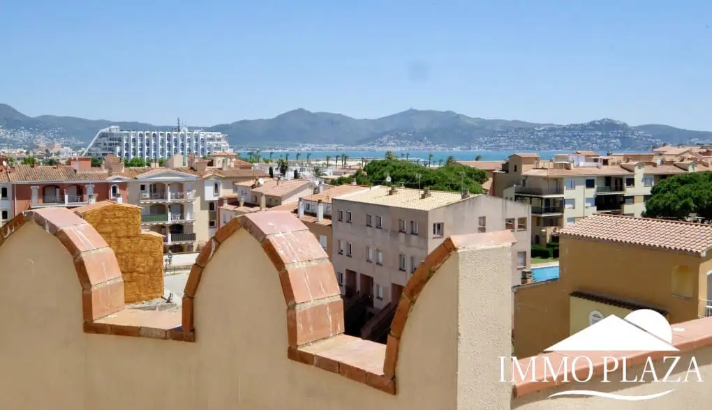 Modern renovated penthouse with sea view, +80m2 terrace, 2 bedrooms, 2 bathrooms, 1 min. walk from the center and the beach.