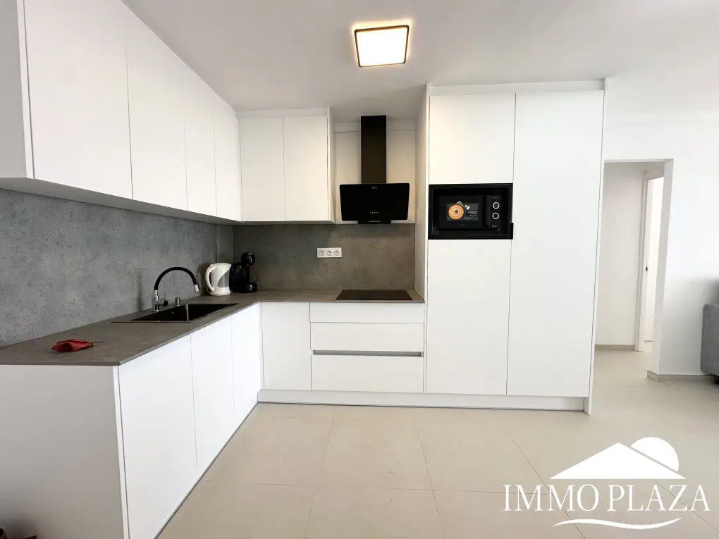 Pis lluminós en 1a línia, vistes excepcionals al mar, totalment reformat (2024) – 2 habitacions, 1 bany, terrassa (7m2)