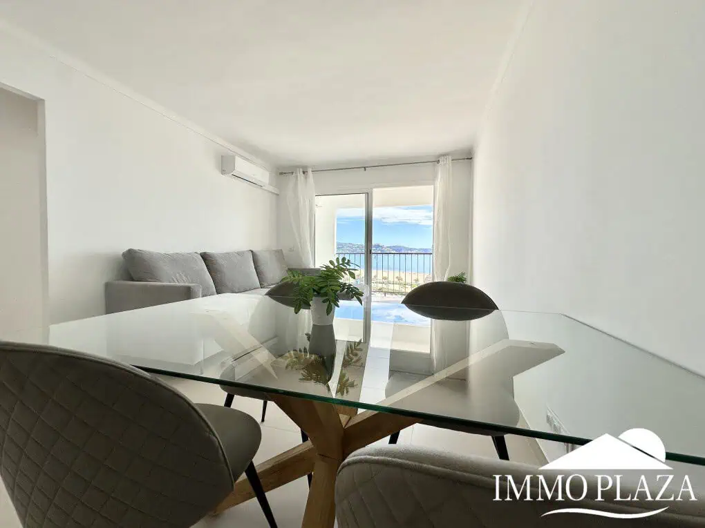 Pis lluminós en 1a línia, vistes excepcionals al mar, totalment reformat (2024) – 2 habitacions, 1 bany, terrassa (7m2)