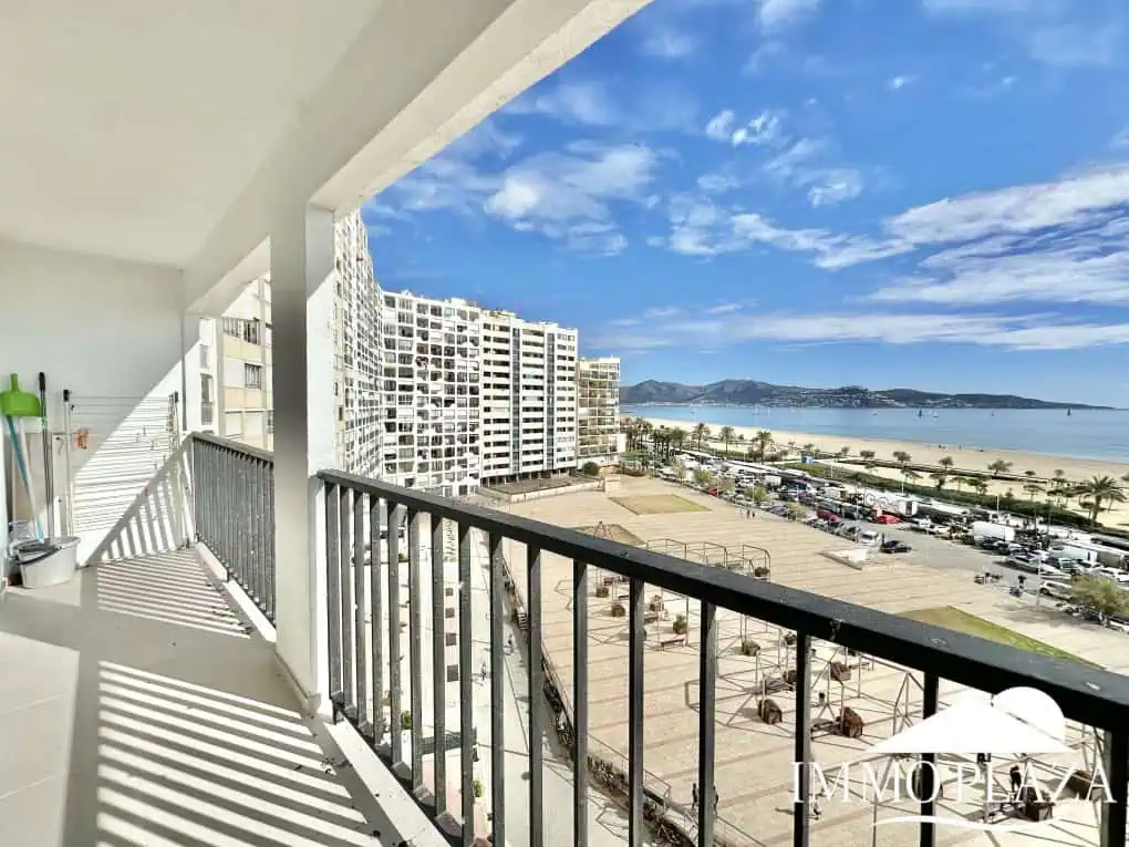 Pis lluminós en 1a línia, vistes excepcionals al mar, totalment reformat (2024) – 2 habitacions, 1 bany, terrassa (7m2)