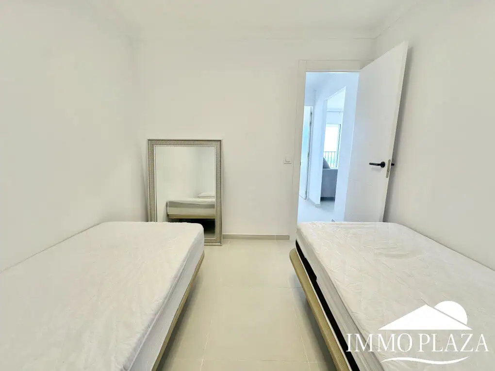 Pis lluminós en 1a línia, vistes excepcionals al mar, totalment reformat (2024) – 2 habitacions, 1 bany, terrassa (7m2)