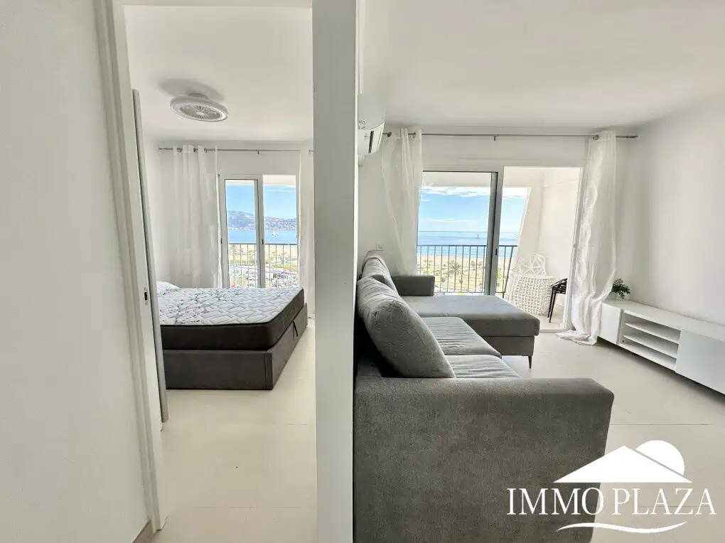 Pis lluminós en 1a línia, vistes excepcionals al mar, totalment reformat (2024) – 2 habitacions, 1 bany, terrassa (7m2)