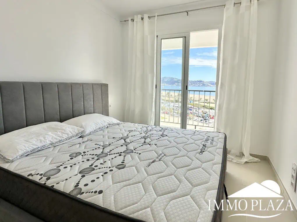 Pis lluminós en 1a línia, vistes excepcionals al mar, totalment reformat (2024) – 2 habitacions, 1 bany, terrassa (7m2)