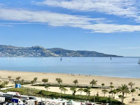 Bright apartment on the 1st line, exceptional sea view, completely renovated (2024) – 2 bedrooms, 1 bathroom, terrace (7m2)